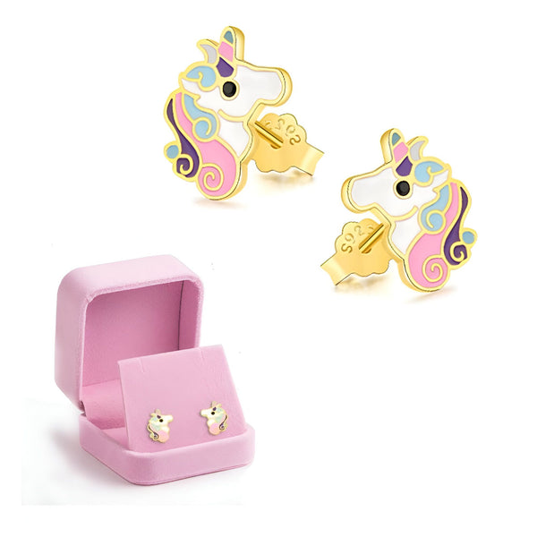 Une paire de boucles d'oreilles en forme de licorne en or jaune avec des détails en émail coloré. Les boucles d'oreilles sont présentées dans une boîte cadeau rose.