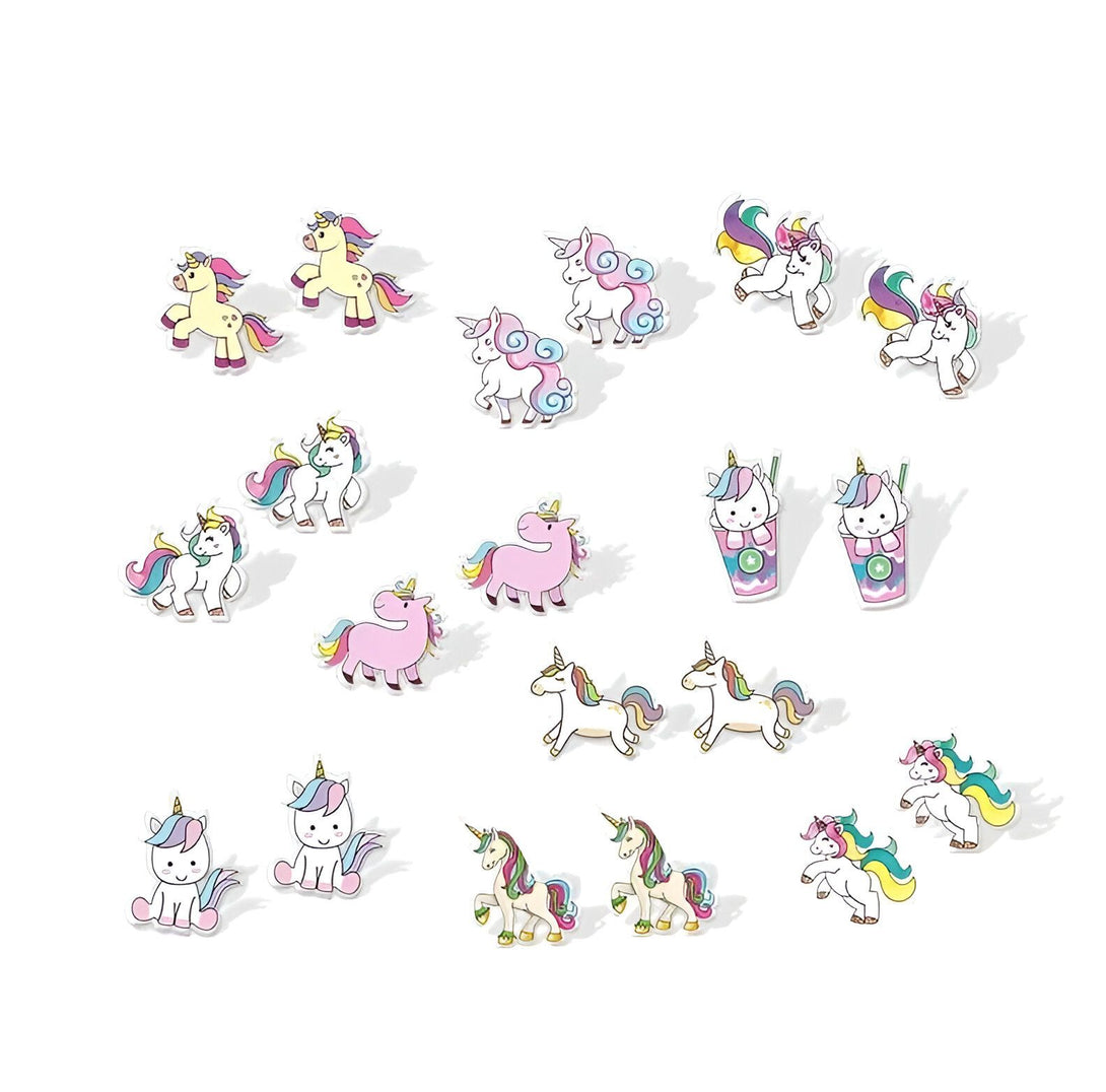 L'image représente une collection de boucles d'oreilles en forme de licorne. Les licornes sont de différentes couleurs et ont des formes différentes. Certaines ont des ailes, d'autres ont des cornes en forme de spirale, et d'autres encore ont des crinières arc-en-ciel. Les boucles d'oreilles sont toutes très mignonnes et originales.