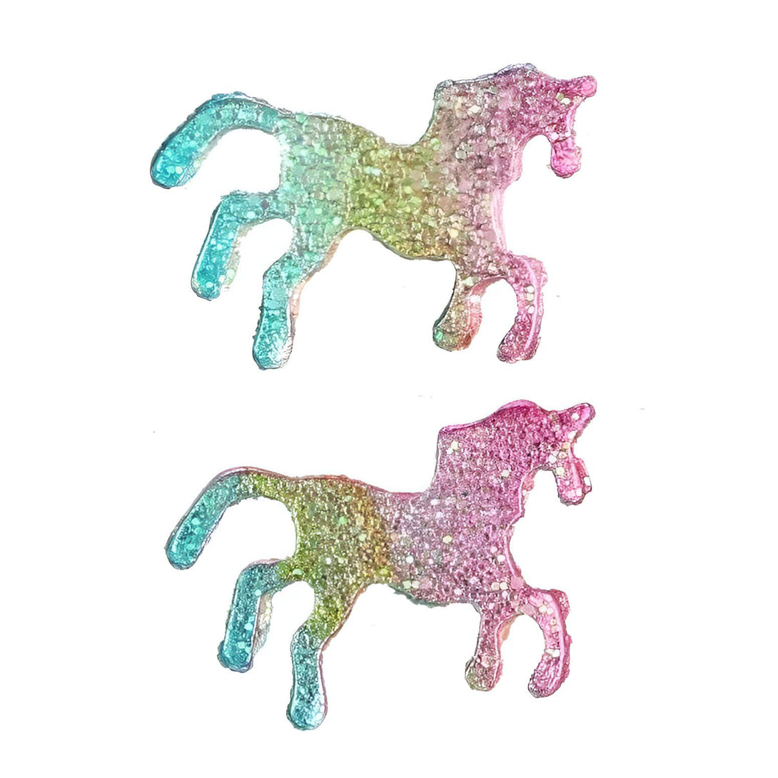 Deux licornes en résine colorée.