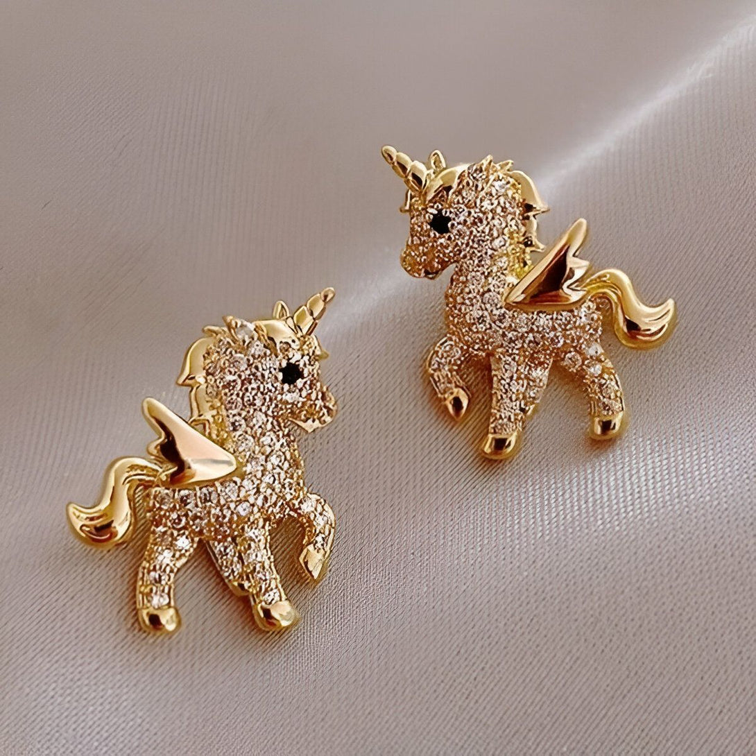 Une paire de boucles d'oreilles en forme de licorne en or serties de strass.