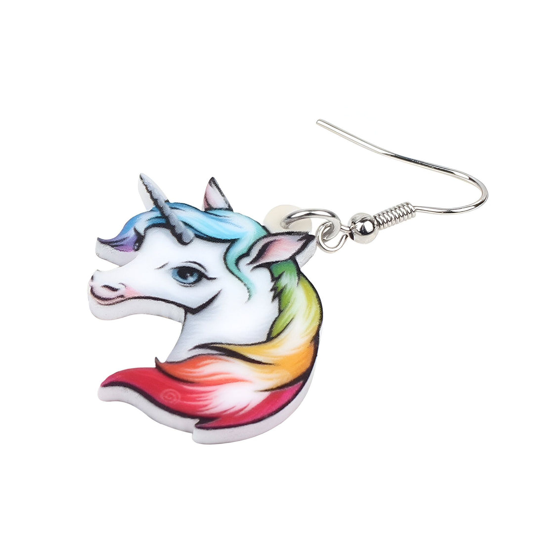 Une image d'une boucle d'oreille en forme de tête de licorne. La licorne est blanche avec une crinière et une queue arc-en-ciel.