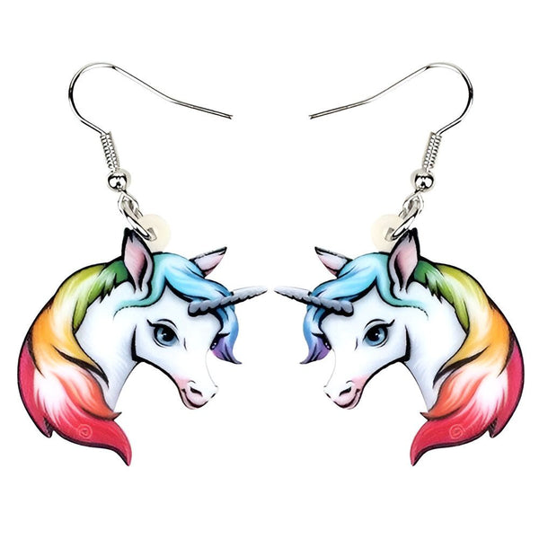 Boucles d'oreilles pendantes en forme de tête de licorne. Les licornes ont une crinière et une queue arc-en-ciel.
