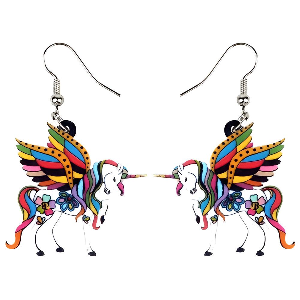 Une paire de boucles d'oreilles en forme de licorne. Les licornes sont blanches et ont des ailes multicolores. Les ailes sont décorées de fleurs et de feuilles.