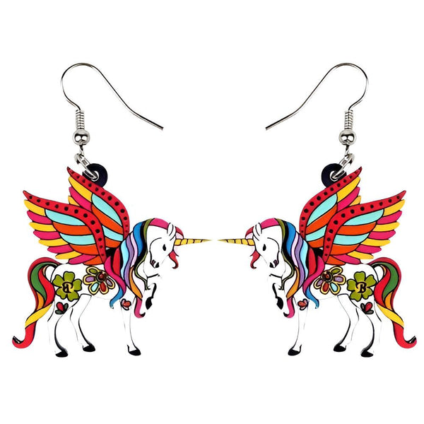 Boucles d'oreilles pendantes en forme de licorne avec des ailes colorées et des fleurs.