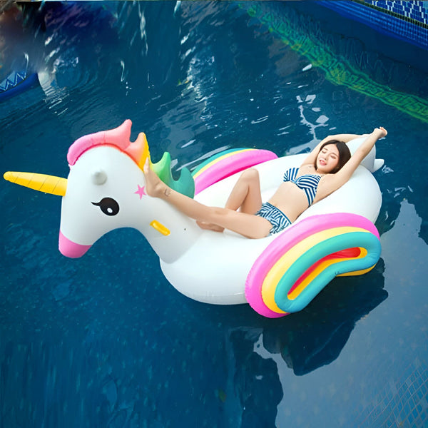Femme en bikini rayé se relaxant sur une bouée licorne gonflable multicolore dans une piscine aux eaux bleues., 45501245948159 | Licorne Shop