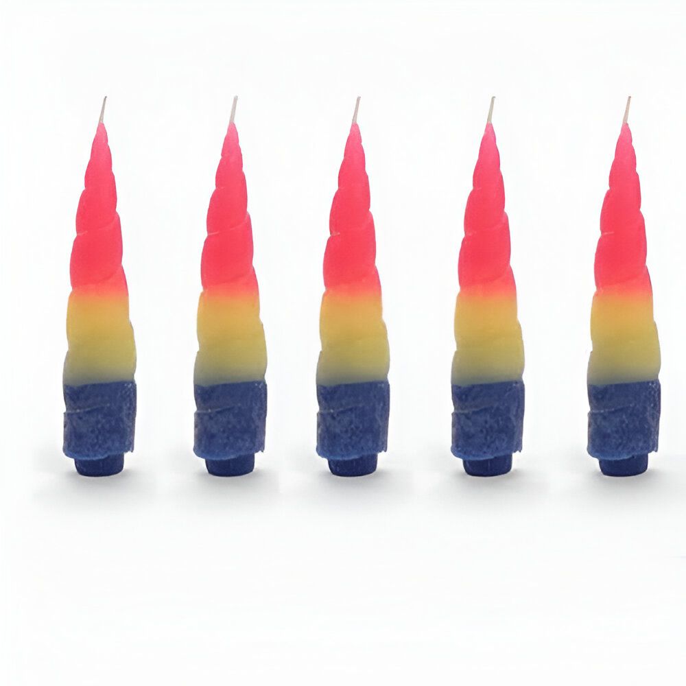 Cinq bougies d'anniversaire en forme de corne de licorne, avec des couleurs arc-en-ciel allant du bleu en bas, jaune au milieu et rose/rouge en haut., 45501142335743 | Licorne Shop
