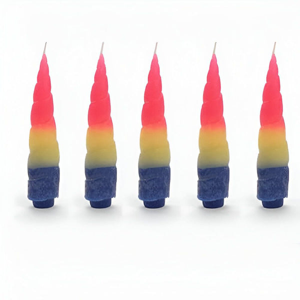 Cinq bougies d'anniversaire en forme de corne de licorne, avec des couleurs arc-en-ciel allant du bleu en bas, jaune au milieu et rose/rouge en haut., 45501142335743 | Licorne Shop