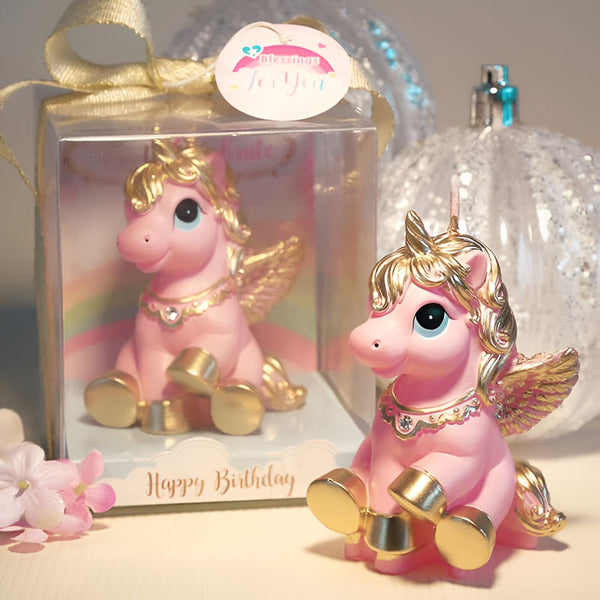 Image de deux bougies licornes roses avec des ailes dorées. L'une est dans un coffret cadeau transparent avec un ruban doré et l'inscription "Happy Birthday". Un ornement scintillant est visible en arrière-plan., 45501142565119 | Licorne Shop