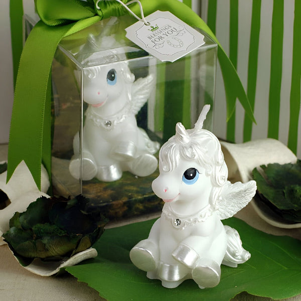 Bougies décoratives en forme de licorne blanche, avec des ailes, assises sur des feuilles vertes, présentées dans une boîte transparente avec un ruban vert et une étiquette "Blessings for you". Idéal pour une fête de baptême ou un mariage féérique., 45501142139135 | Licorne Shop