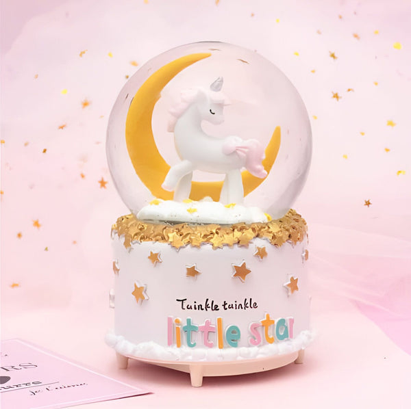 Boule à neige licorne sur croissant de lune, base blanche avec étoiles dorées et inscription "Twinkle twinkle little star". Décoration féérique pour enfant, cadeau original., 45501134340351 | Licorne Shop