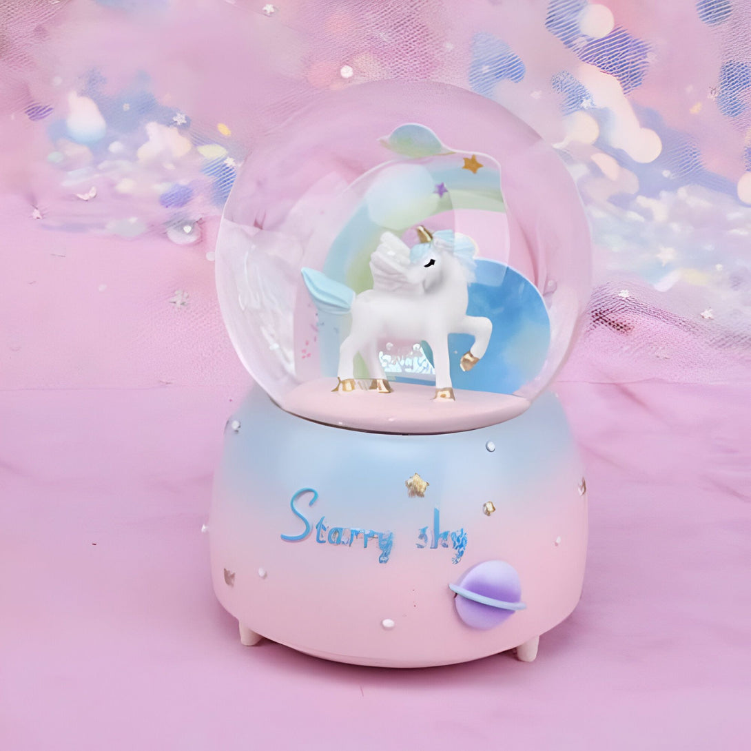 Boule à neige féerique avec un unicorn ailé et un arc-en-ciel. Décor pastel rose et bleu avec l'inscription "Starry Sky". Cadeau poétique et magique., 45501133422847 | Licorne Shop