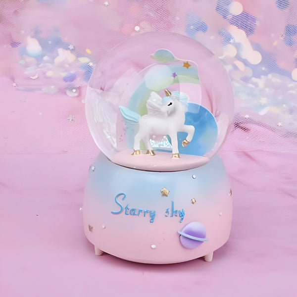 Boule à neige féerique avec un unicorn ailé et un arc-en-ciel. Décor pastel rose et bleu avec l'inscription "Starry Sky". Cadeau poétique et magique., 45501133422847 | Licorne Shop
