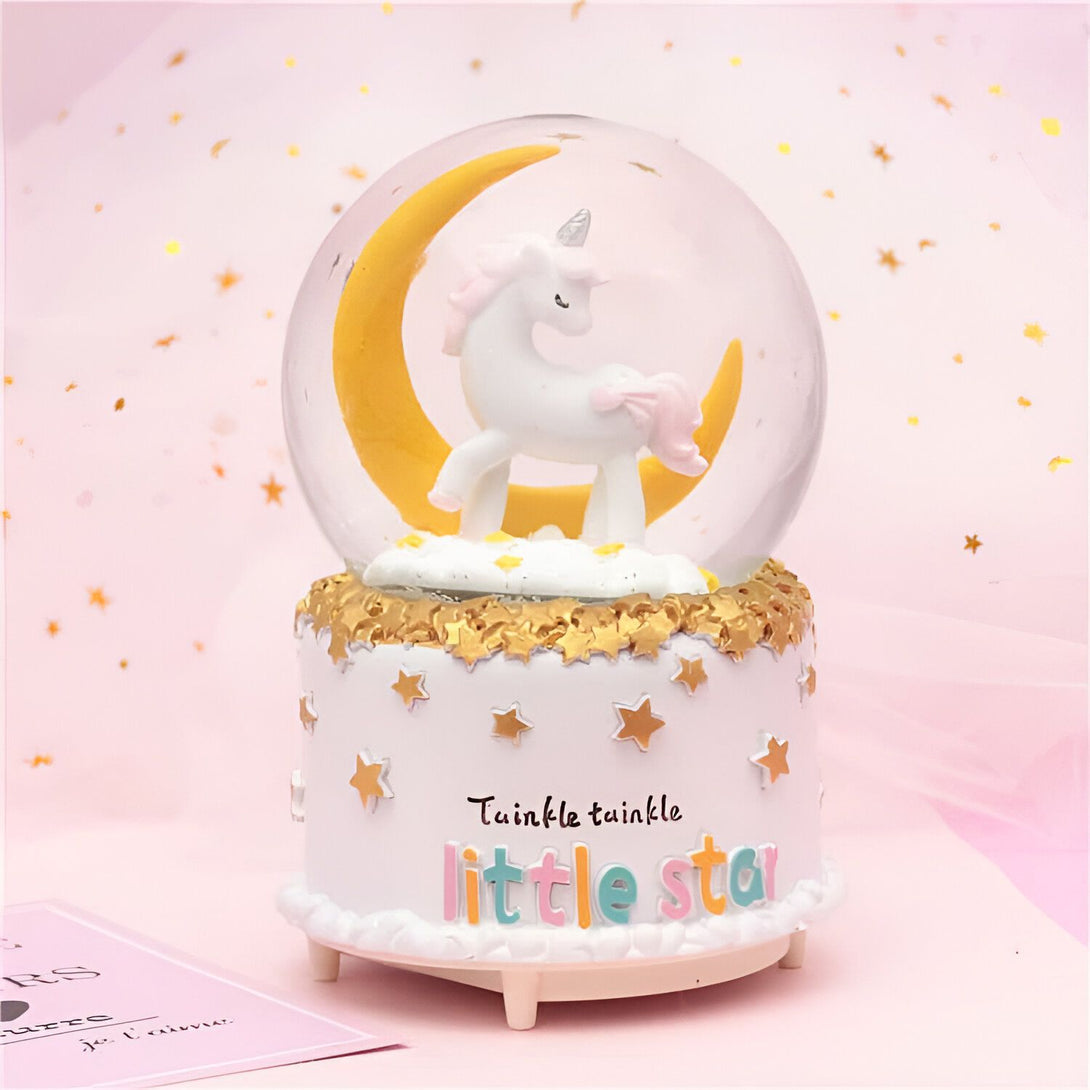 Boule à neige licorne avec lune dorée et étoiles. Thème "Twinkle Twinkle Little Star". Décoration féérique et enfantine, idéale pour une chambre d'enfant. Cadeau original et poétique., 45501133914367 | Licorne Shop