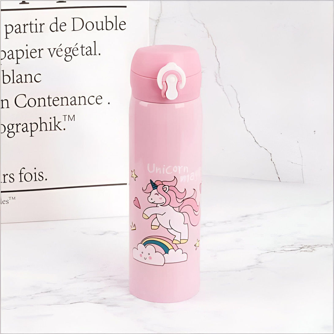 Gourde rose illustrée d'un motif de licorne sur un arc-en-ciel nuageux. Idéale pour l'école ou les sorties, cette bouteille pratique garde les boissons à la bonne température., 45501175988479 | Licorne Shop
