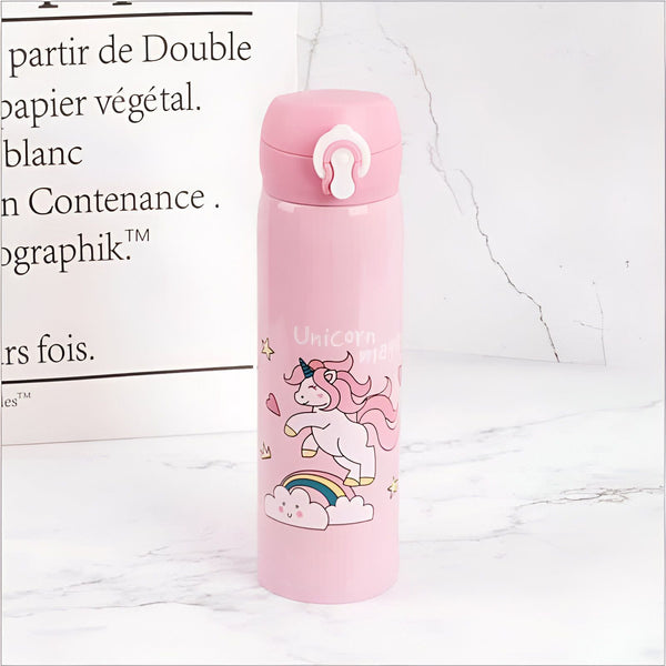 Gourde rose illustrée d'un motif de licorne sur un arc-en-ciel nuageux. Idéale pour l'école ou les sorties, cette bouteille pratique garde les boissons à la bonne température., 45501175988479 | Licorne Shop