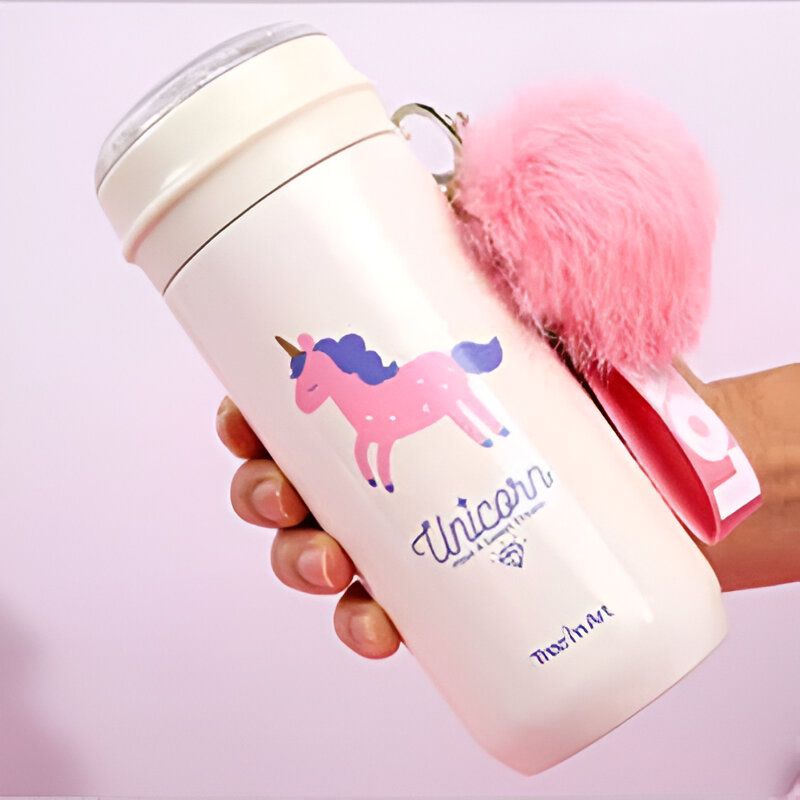 Gourde isotherme blanche avec un motif licorne rose et bleue. Un pompon rose est accroché., 45501173760255 | Licorne Shop