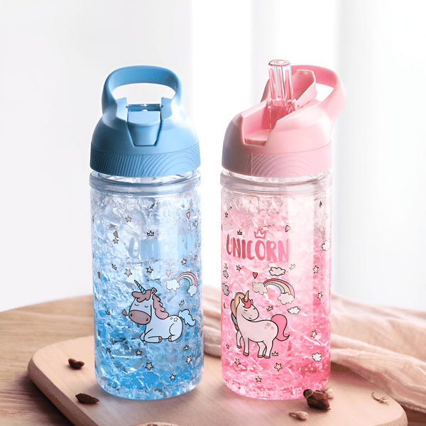 Deux bouteilles d'eau pour enfants sur une planche à découper. Une bouteille est bleue et l'autre rose, et les deux ont des licornes et des images sur le côté., 45501177397503 | Licorne Shop
