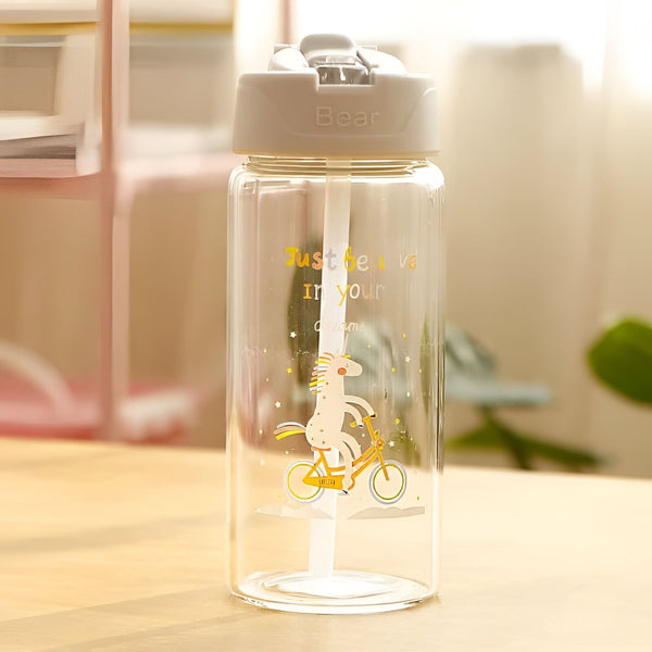 Bouteille d'eau transparente avec couvercle et paille, motif de licorne à vélo, inscription "Just believe in your dreams", style enfantin., 45501177561343 | Licorne Shop
