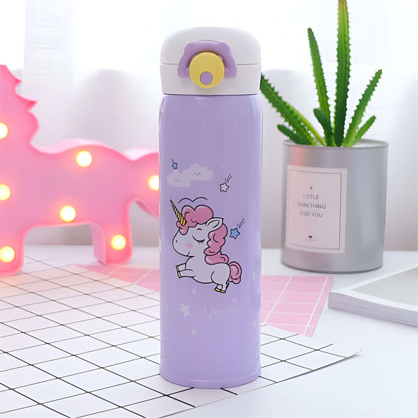 Gourde isotherme violette décorée d'un motif de licorne, posée sur une table avec une lampe licorne rose et une plante verte en arrière-plan., 45501172121855 | Licorne Shop