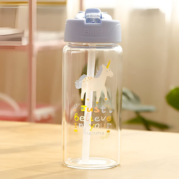 Bouteille d'eau transparente avec un couvercle bleu portant l'inscription "Bear". Elle est décorée d'un dessin de licorne et des mots "Just believe in your dreams" (Crois simplement en tes rêves)., 45501178020095 | Licorne Shop