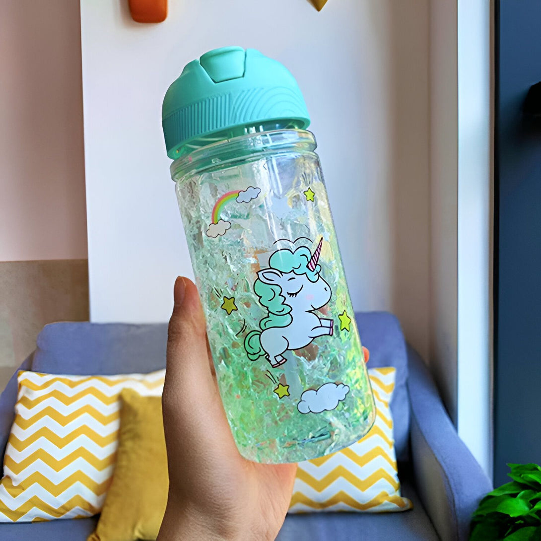 Bouteille d'eau avec motif de licorne et bouchon bleu turquoise. L'intérieur est rempli de petites étoiles scintillantes. Idéale pour les enfants et les fans de licornes., 45501171597567 | Licorne Shop