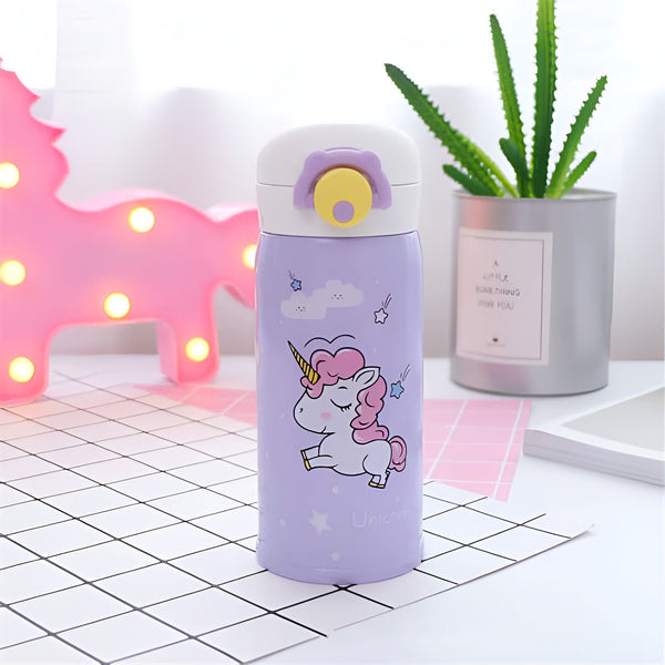 Thermos violet avec un dessin de licorne, posé sur une surface à carreaux. En arrière-plan, une licorne rose lumineuse et une plante verte., 45501174022399 | Licorne Shop