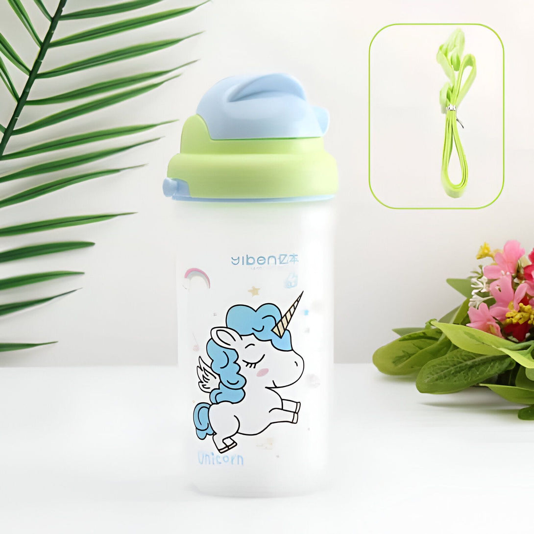 Gourde pour enfants avec un design de licorne bleue et blanche. Le bouchon est bleu et vert. Un cordon vert est inclus., 45501173432575 | Licorne Shop