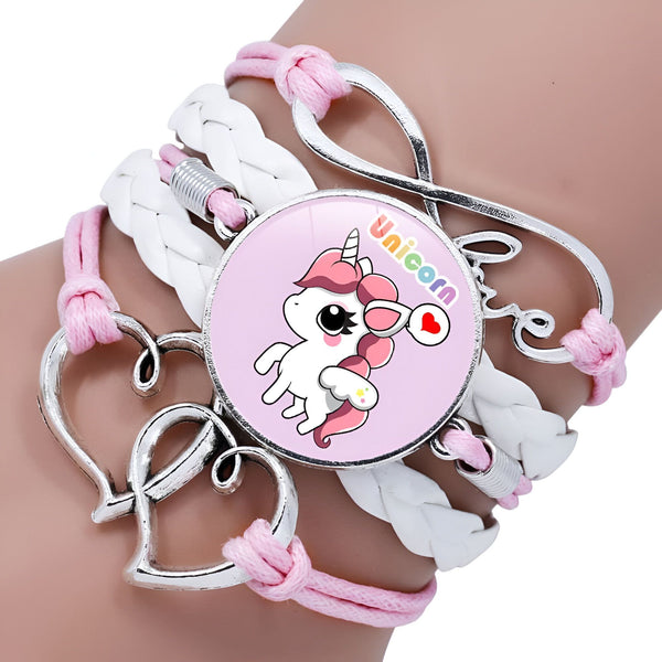 Bracelet fantaisie multicolore avec motif licorne sur un poignet. Il a des breloques en forme de cœur et le symbole de l'infini. C'est un accessoire de mode mignon pour les filles et les femmes., 45501372039423 | Licorne Shop