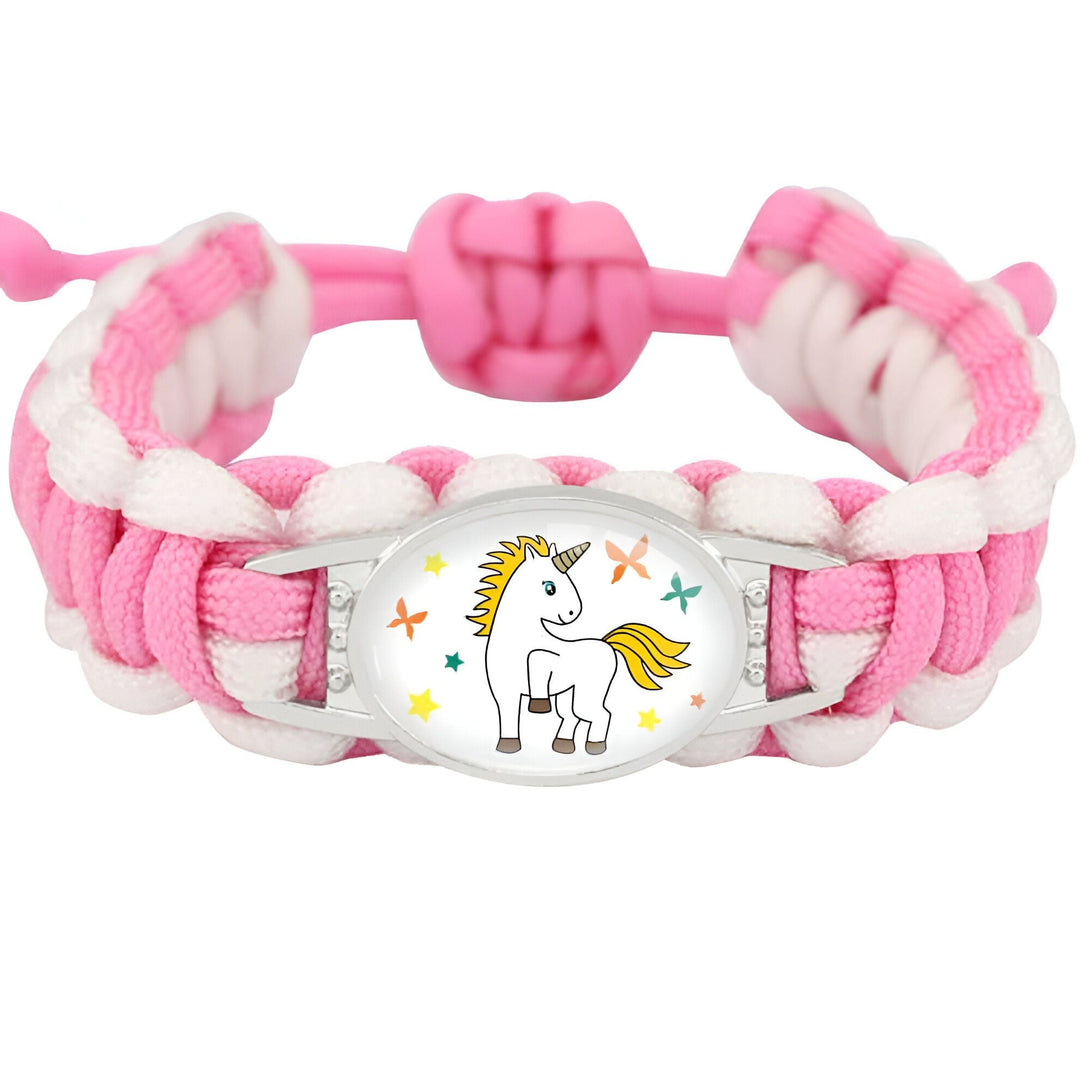 Bracelet tressé rose et blanc pour enfant avec un pendentif licorne entourée d'étoiles et de papillons. Accessoire de mode mignon et coloré pour les jeunes filles., 45501422436607 | Licorne Shop