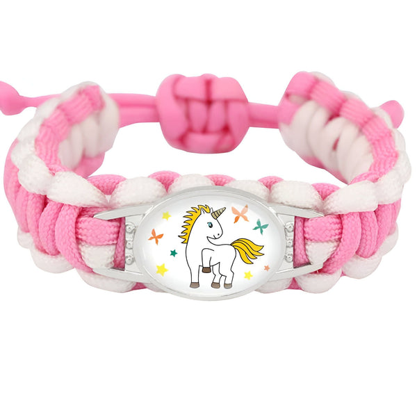 Bracelet tressé rose et blanc pour enfant avec un pendentif licorne entourée d'étoiles et de papillons. Accessoire de mode mignon et coloré pour les jeunes filles., 45501422436607 | Licorne Shop
