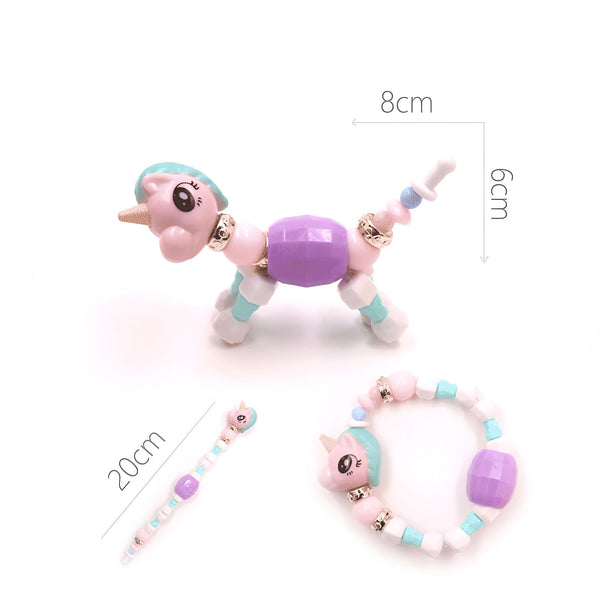 Ensemble de bijoux pour enfants : un bracelet, une baguette et une figurine d'animal (licorne) en perles roses, violettes et blanches. Dimensions indiquées., 45501398286591 | Licorne Shop