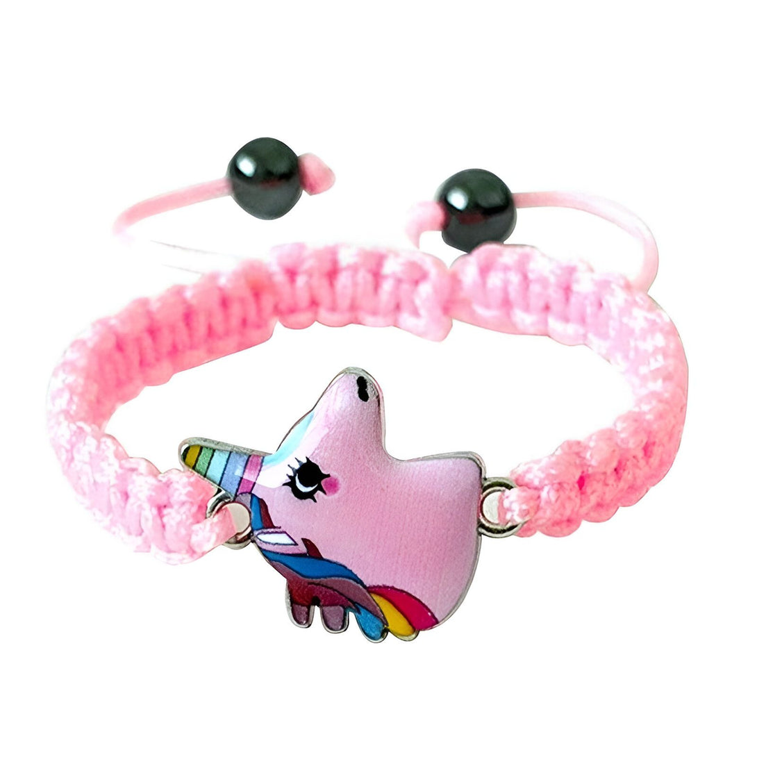 Un bracelet rose avec un pendentif licorne en émail. La licorne est rose avec une crinière et une queue arc-en-ciel. Le bracelet est réglable et convient à la plupart des tailles de poignet.