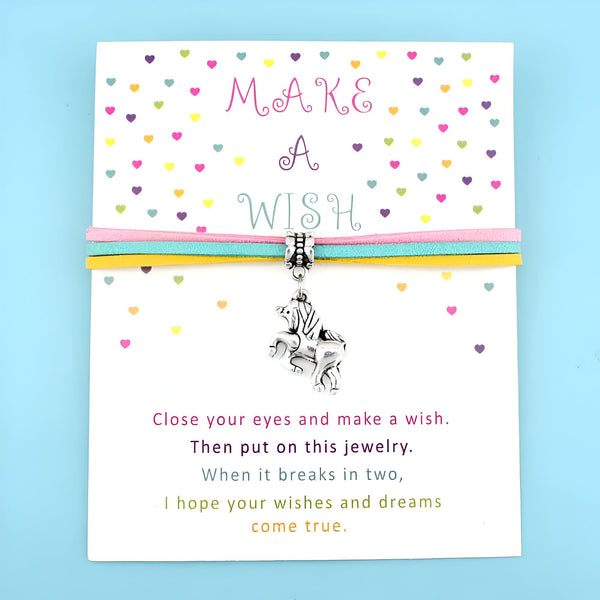 Bracelet de vœux avec breloque licorne et message inspirant "Fais un vœu". Fond coloré avec motifs de cœurs. Cadeau porte-bonheur, bijou fantaisie., 45501371580671 | Licorne Shop