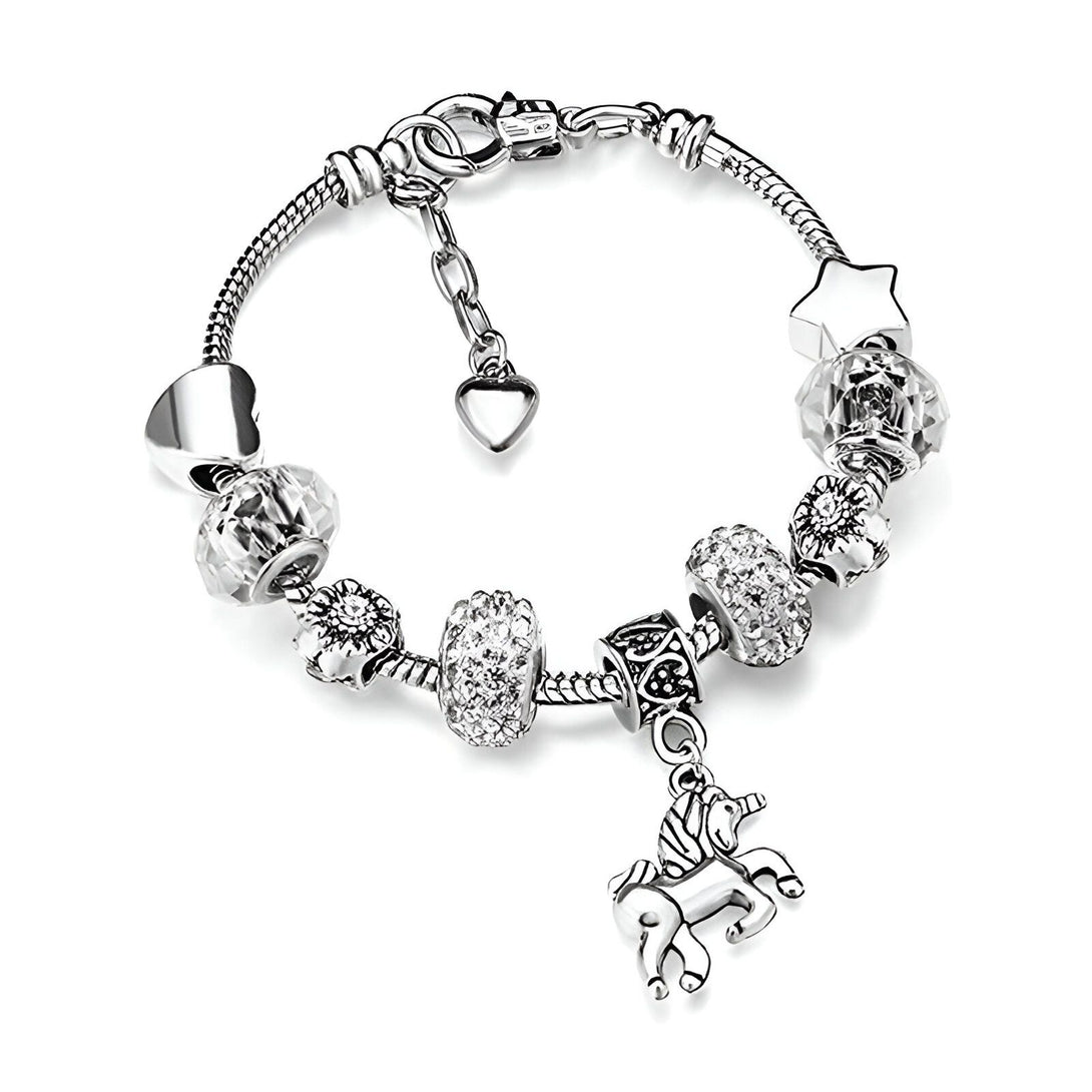 Un bracelet Pandora en argent avec des breloques en forme de cœur, d'étoile, de fleur et de licorne.