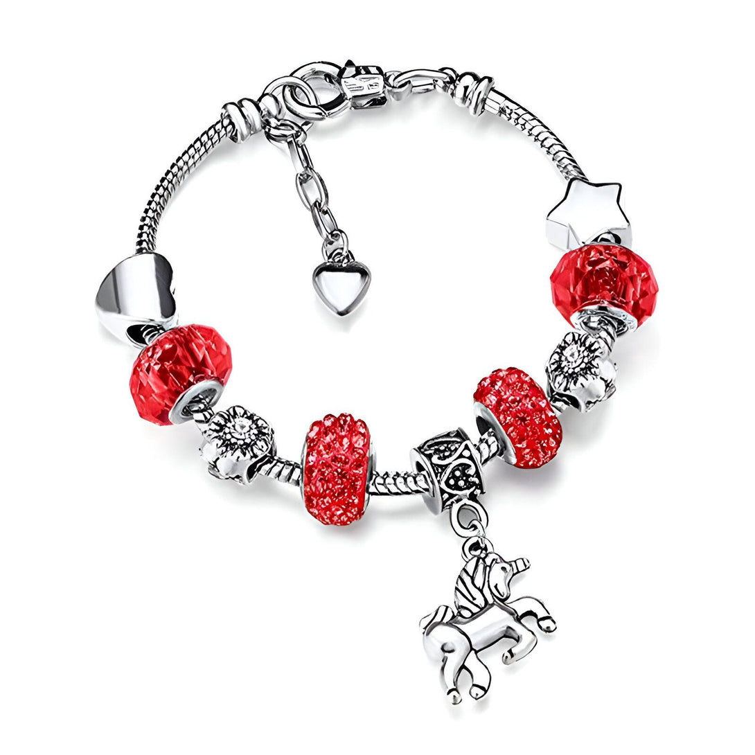 Un bracelet avec des breloques en forme de cœur, de fleur, d'étoile et de licorne. Les breloques sont en métal argenté et les cristaux sont rouges. Le bracelet est en métal argenté.