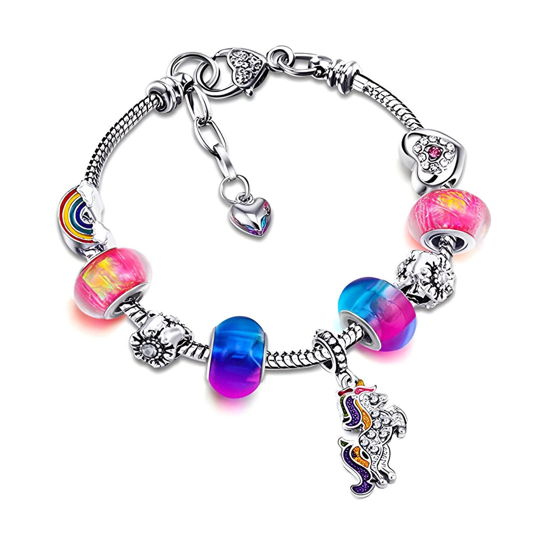 Le bracelet est composé de perles colorées en forme de cœur, de fleurs et de licornes. Les perles sont enfilées sur une chaîne en argent. Le bracelet est fermé par un fermoir en forme de cœur.