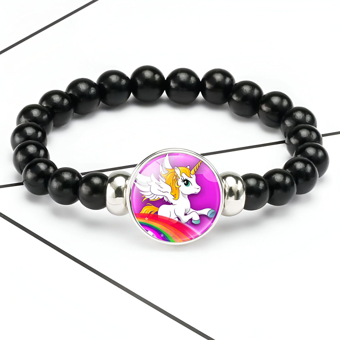 Bracelet de perles noires avec un médaillon représentant un dessin de licorne ailée sur un arc-en-ciel. Bijou fantaisie, accessoire de mode pour enfant., 45501372170495 | Licorne Shop