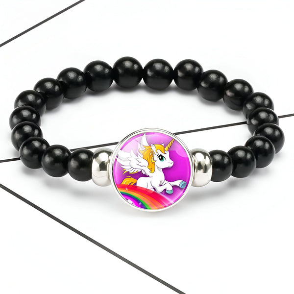 Bracelet de perles noires avec un médaillon représentant un dessin de licorne ailée sur un arc-en-ciel. Bijou fantaisie, accessoire de mode pour enfant., 45501372170495 | Licorne Shop