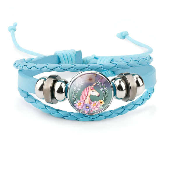 Bracelet bleu multicouche avec un médaillon représentant une licorne entourée de fleurs. Bijou fantaisie pour enfant ou adolescent, style féerique et mignon. Accessoire de mode pour filles., 45501396844799 | Licorne Shop