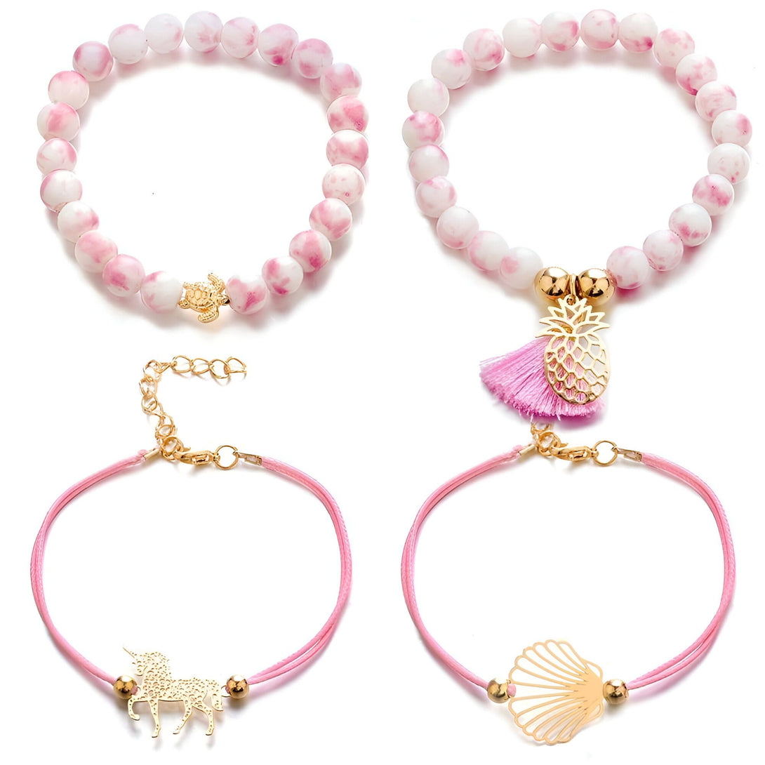 L'image représente un ensemble de trois bracelets. Le premier est un bracelet en perles blanches et roses avec une breloque en forme de tortue. Le deuxième est un bracelet en perles blanches et roses avec une breloque en forme d'ananas. Le troisième est un bracelet en fil rose avec une breloque en forme de coquillage et une breloque en forme de licorne.