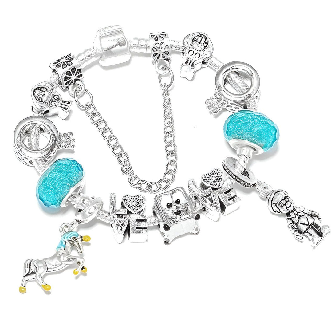 Le bracelet Pandora est composé de plusieurs charms, dont une licorne, un trésor, un papillon, une fleur, un cœur et un cadenas. Les charms sont en argent et le bracelet est en cuir.