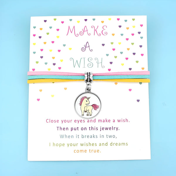 Carte avec un bracelet "Fais un vœu" à breloque licorne, sur fond à motifs de coeurs colorés. Message poétique sur la carte. Idéal comme cadeau porte-bonheur., 45501421945087 | Licorne Shop