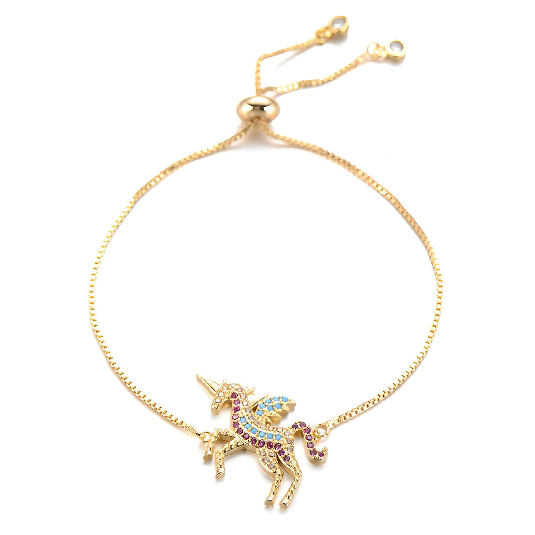 Un bracelet avec un pendentif en forme de licorne en or avec des ailes et des pierres précieuses colorées.