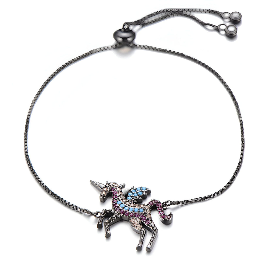 Un bracelet avec un pendentif licorne en cristal de couleur noir avec des ailes bleues et une crinière rose et violette.