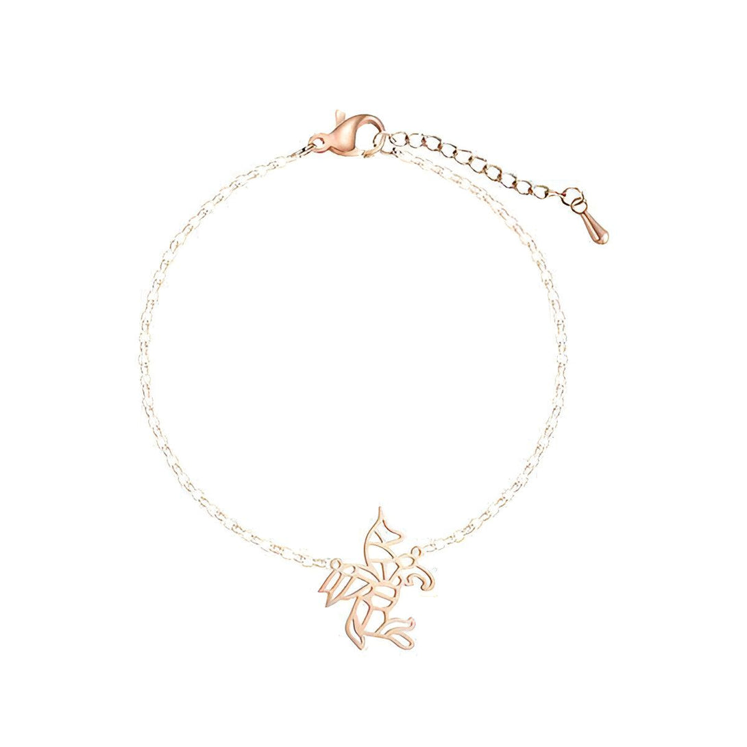 L'image représente un bracelet avec un pendentif en forme de papillon. Le bracelet est en métal doré et le pendentif est ajouré.