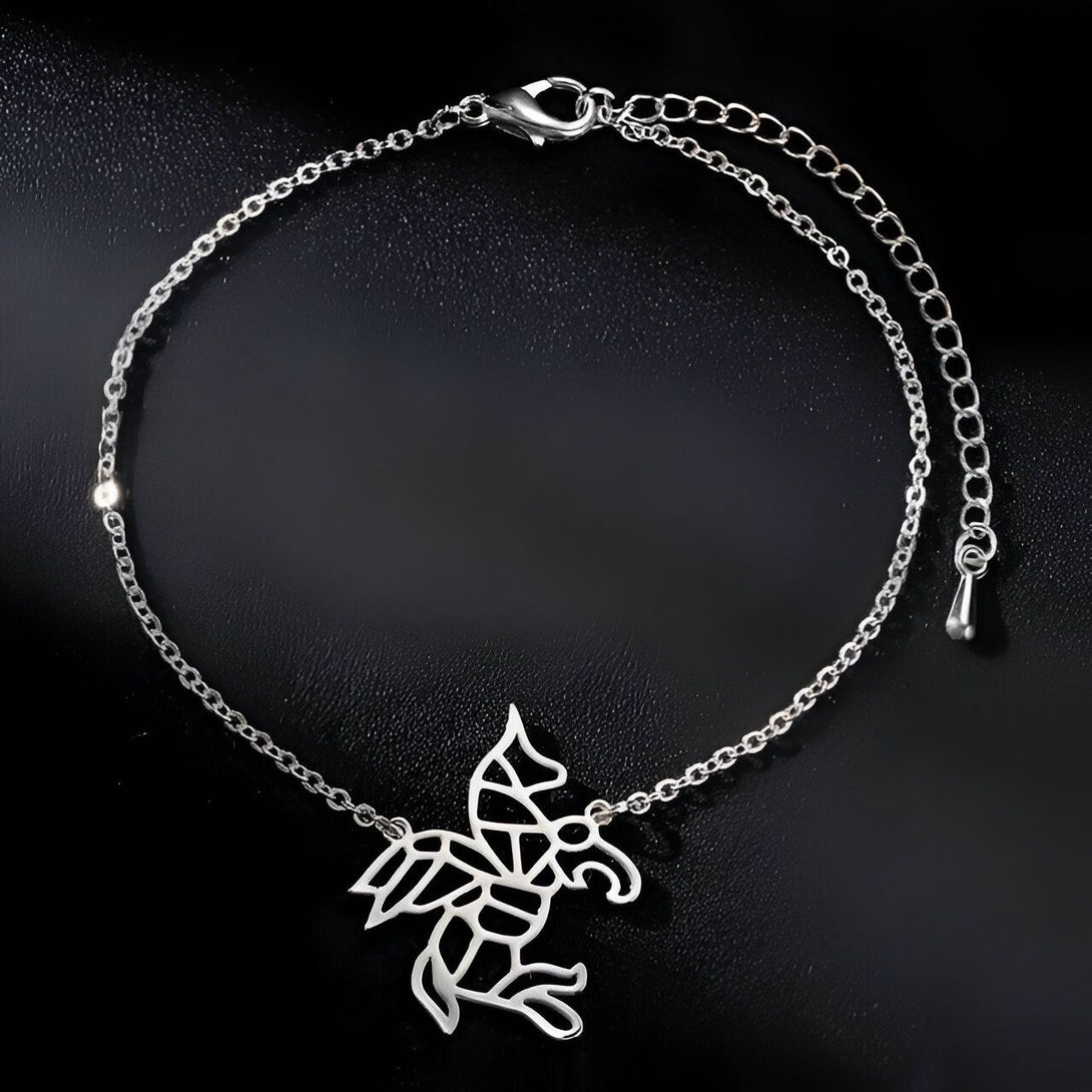 Un bracelet en argent avec un pendentif en forme de cheval ailé.