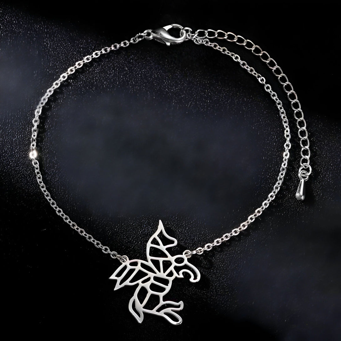 Le bracelet pendentif en forme de Pégase est en argent sterling 925. Il est léger et délicat, et parfait pour un usage quotidien. Le Pégase est un symbole de force et de liberté, et ce bracelet est un excellent moyen de montrer votre individualité.