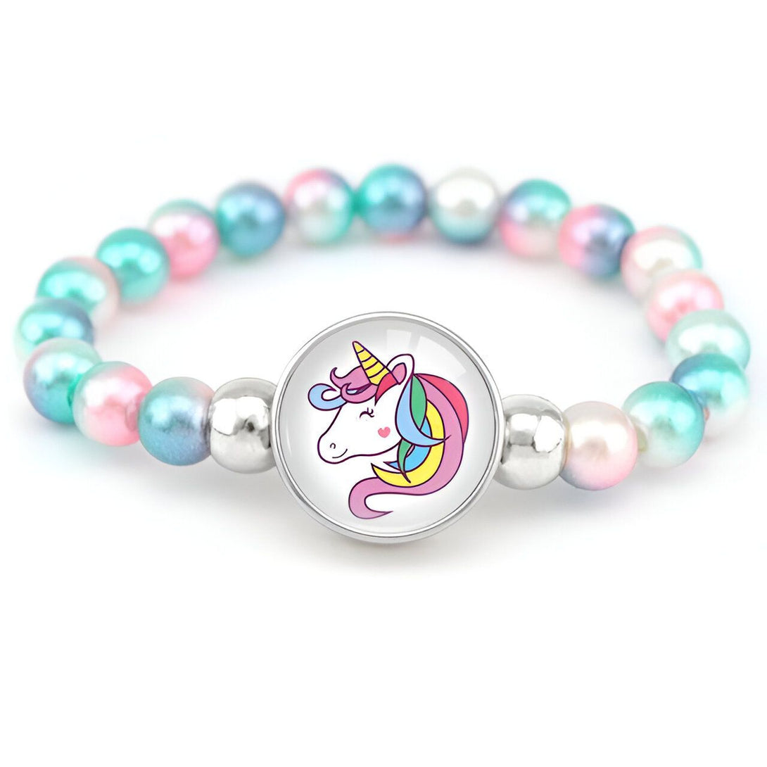 Un bracelet avec des perles roses, bleues et blanches et un pendentif en forme de licorne.