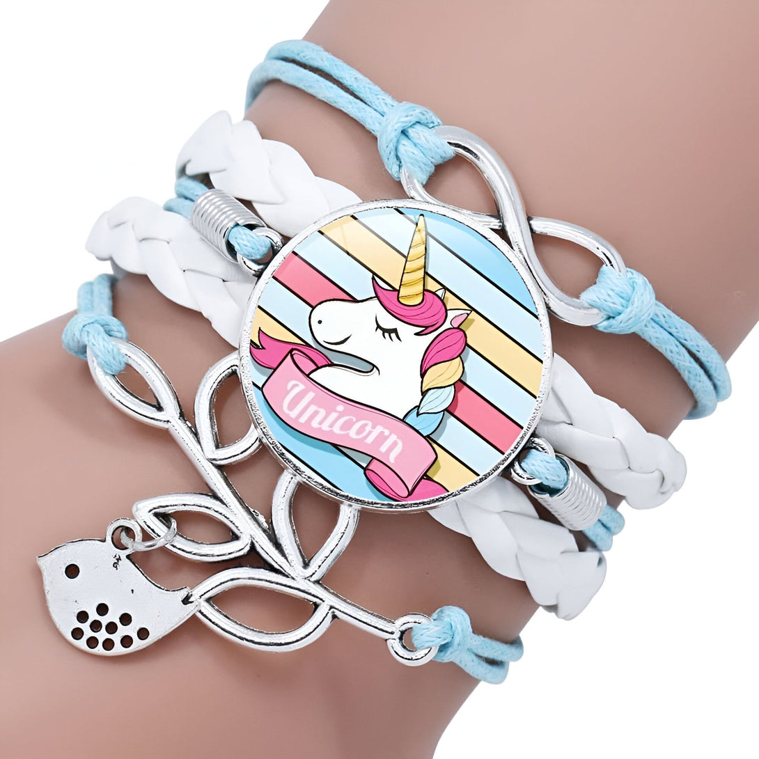 Bracelet multicolore avec un médaillon licorne et un breloque oiseau argenté. Bijou fantaisie pour fille, cadeau idéal pour les fans d'unicorne. Accessoire de mode tendance avec des cordons bleus et blancs tressés., 45501397565695 | Licorne Shop