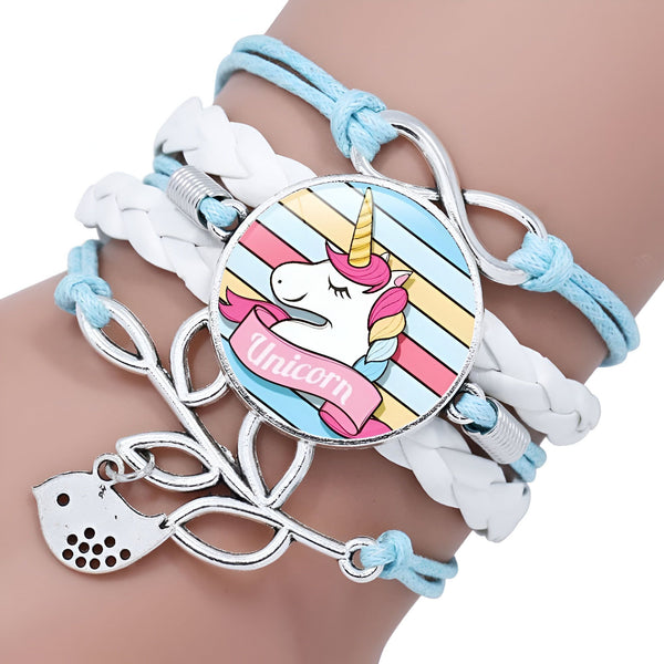 Bracelet multicolore avec un médaillon licorne et un breloque oiseau argenté. Bijou fantaisie pour fille, cadeau idéal pour les fans d'unicorne. Accessoire de mode tendance avec des cordons bleus et blancs tressés., 45501397565695 | Licorne Shop